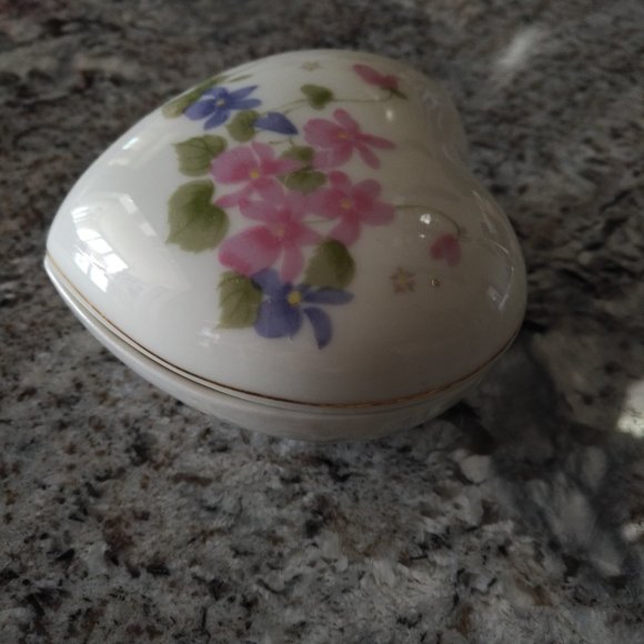 NEW CERAMIC HEART WITH PAINTED PINK & PURPLE VIOLET FLOWERS FILLED WITH A CANDLE - Picture 4 of 8